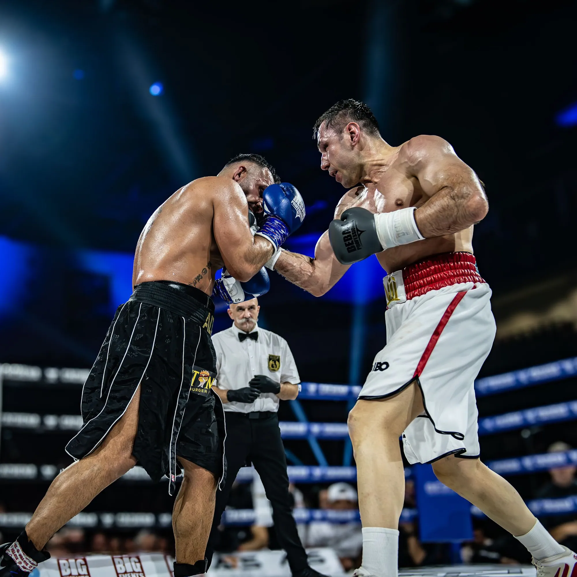 Boxkampf mit Ringrichter im Event-Boxring