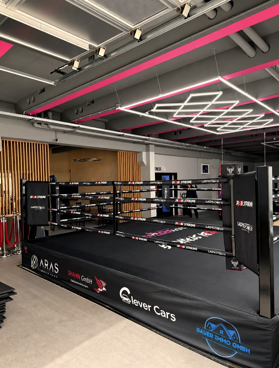 Boxring mit Sponsorenbranding unter einer LED-Decke