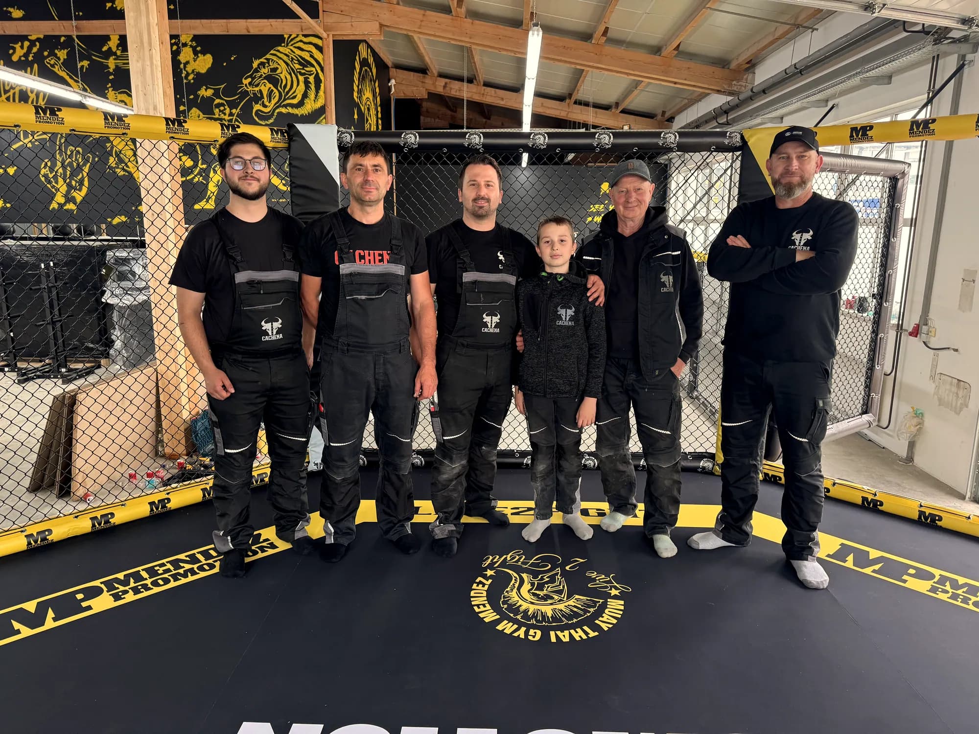 Das Cachena-Team im fertig montierten MMA-Käfig