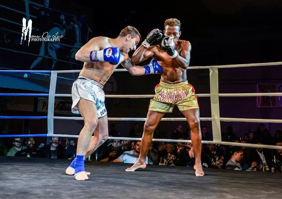 Kickbox-Kampf im Boxring vor Publikum