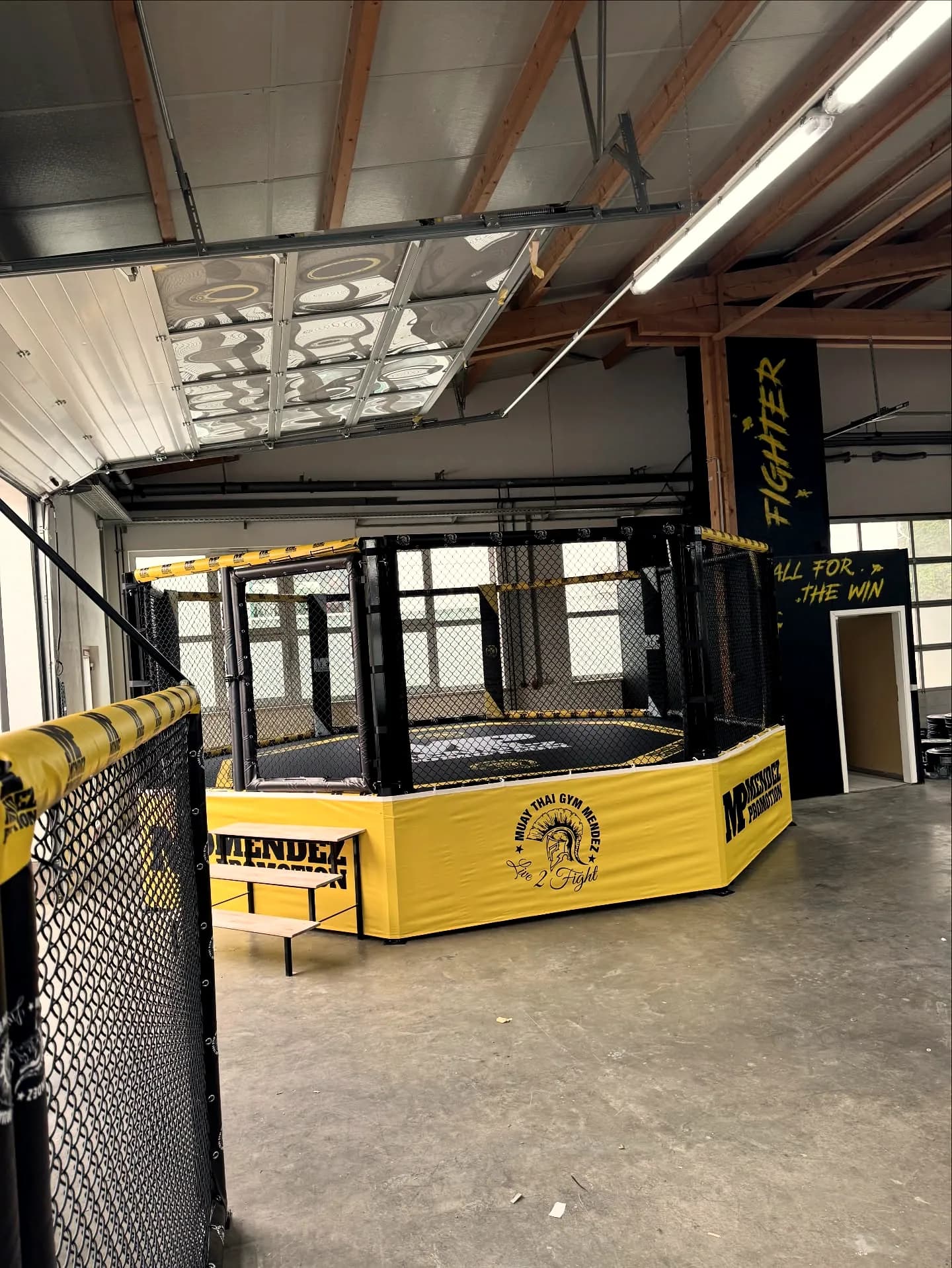 Octagon-Käfig mit Treppe nach Kundenwunsch in einer Kampfsporthalle